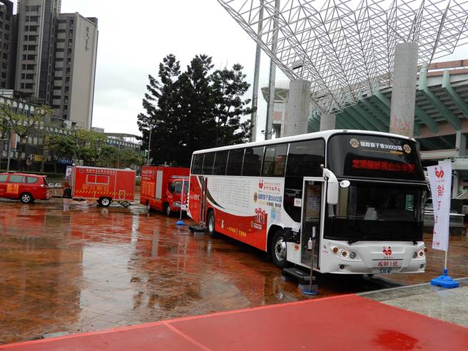 总监魏淑莲兑现上任时所给的承诺，捐赠2部最新的大型捐血车。(蔡依珍摄)