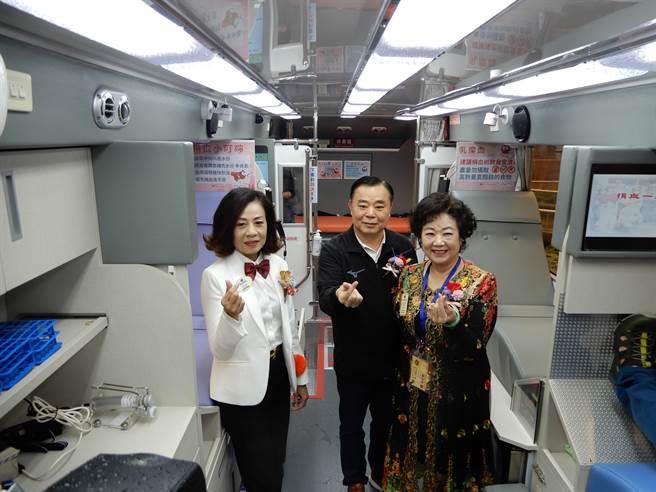 总监魏淑莲兑现上任时所给的承诺，捐赠2部最新的大型捐血车。(蔡依珍摄)