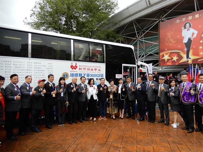 总监魏淑莲兑现上任时所给的承诺，捐赠2部最新的大型捐血车。(蔡依珍摄)