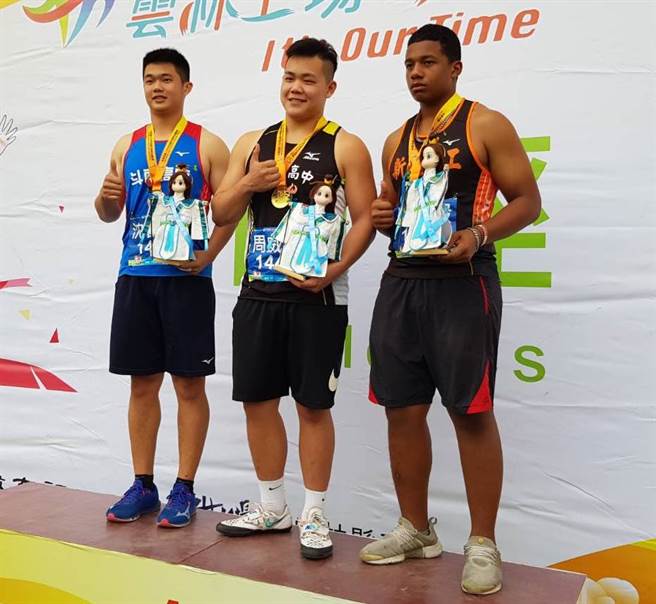 2021全中运高男组田径链球金牌周威翔（中）、银牌沈智陞（左）、铜牌伍恩毅（右）。（陈筱琳摄）