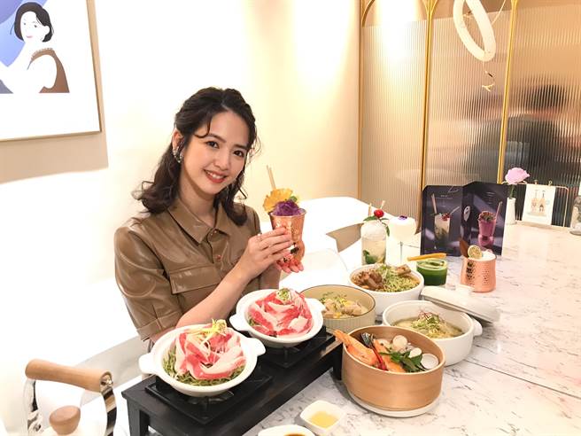 臧芮轩介绍「小觅秘」麵食馆的招牌餐饮。（林淑娟摄）