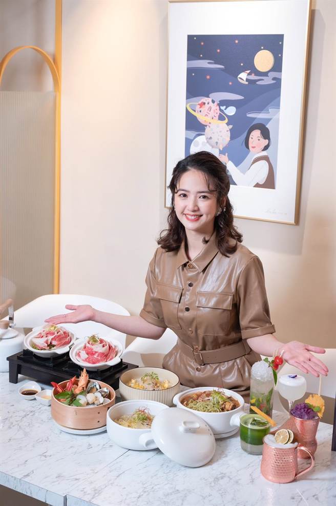 臧芮轩介绍「小觅秘」麵食馆的招牌餐饮。（小觅秘提供）