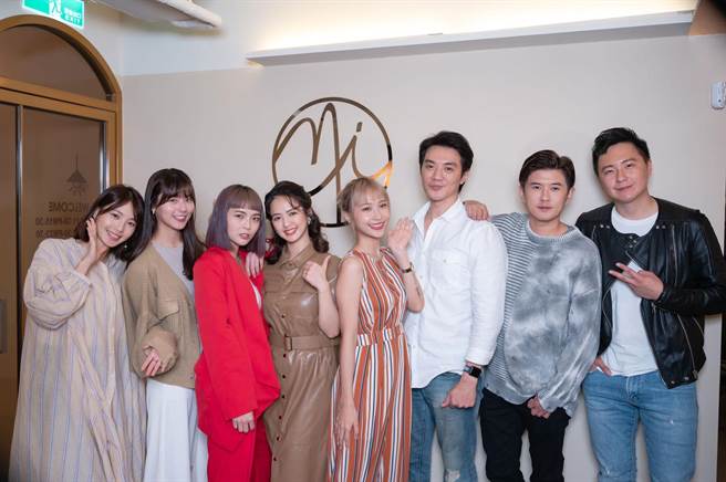 臧芮轩（左四）投资的餐厅开幕，王牧语（左起）、吴季璇、黄沐妍、黄云歆、方大纬、顏永烈、廖怡尘等好友站台捧场。（小觅秘提供）