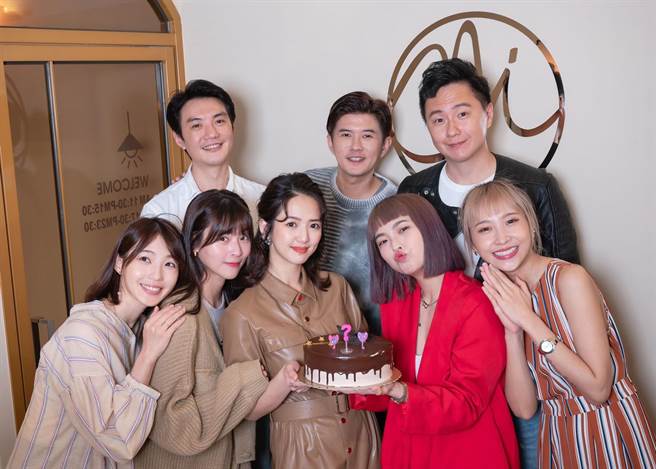 ↑臧芮轩的餐厅选在她生日当天开幕，好友们来站台兼为她庆生。（小觅秘提供）