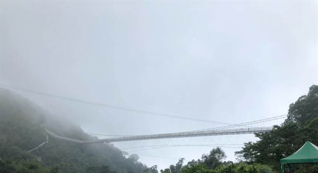 有网友18日午后拍下太平云梯雨景照，欢呼：嘉义下雨了！(图/截自PTT)