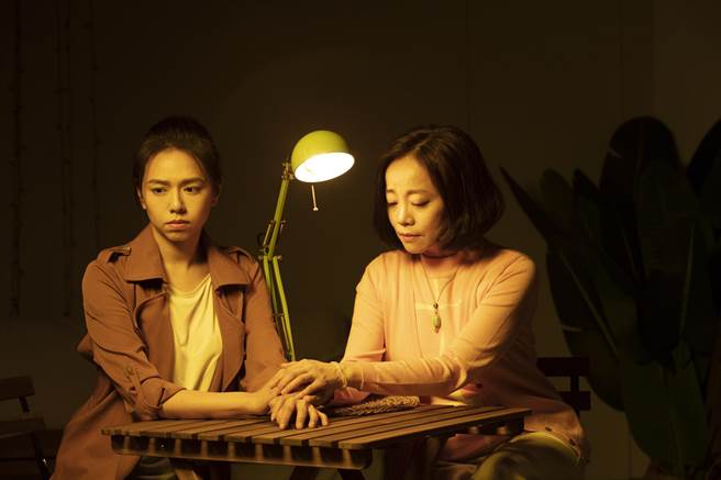 范瑞君（右）在舞台剧《Space Boy》星空男孩演夏于乔妈。（故事工厂提供）