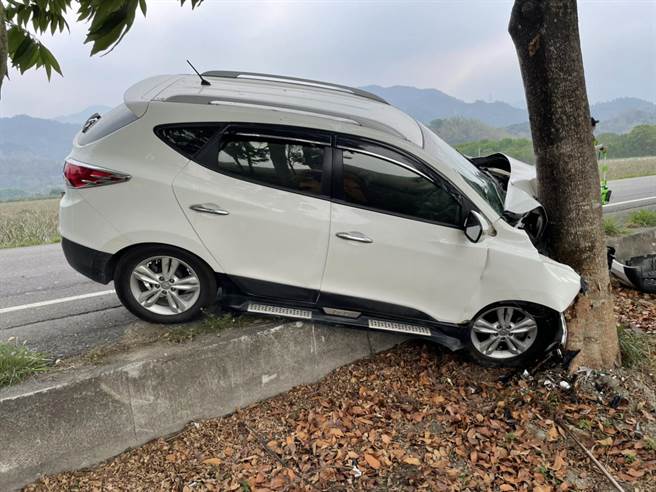 1家5口开心出游，疑为闪狗发生车祸。(屏县消防局提供)