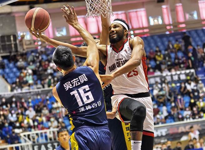 台银洋将艾尔文18日拿到30分、16篮板及9助攻的准大三元。(中华篮协提供)