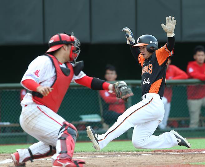 统一狮队林靖凯（右）在2局上靠着脚程跑回本垒，替球队添得第2分。（陈怡诚摄）