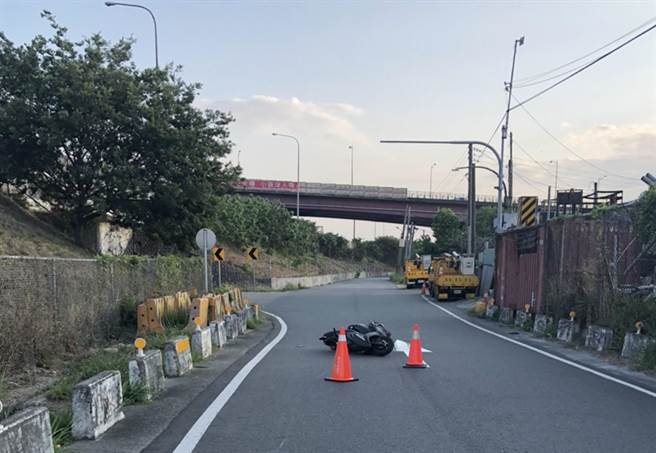 李姓女大生昨天下午骑车行经西屯区台湾大道4段时，疑因自撞路旁水泥护墩后，跌落水沟头部重创送医不治。（民眾提供／陈世宗台中传真）