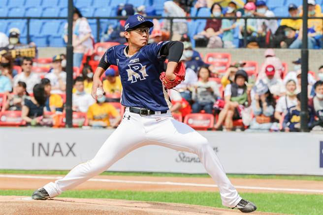 樂天桃猿翁瑋均先發6.2局、無失分奪下本季第2勝。（陳麒全攝）