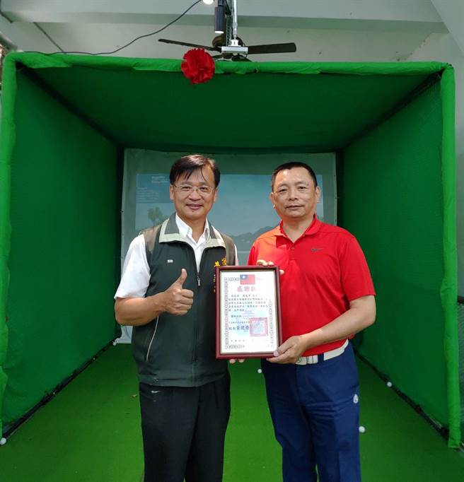 台北市高協理事長吳見亨（右）致贈花蓮縣壽豐鄉平和國中電子擊球模擬設器材一套，由校長黃建榮（左）接受。（花蓮高爾夫委員會提供）