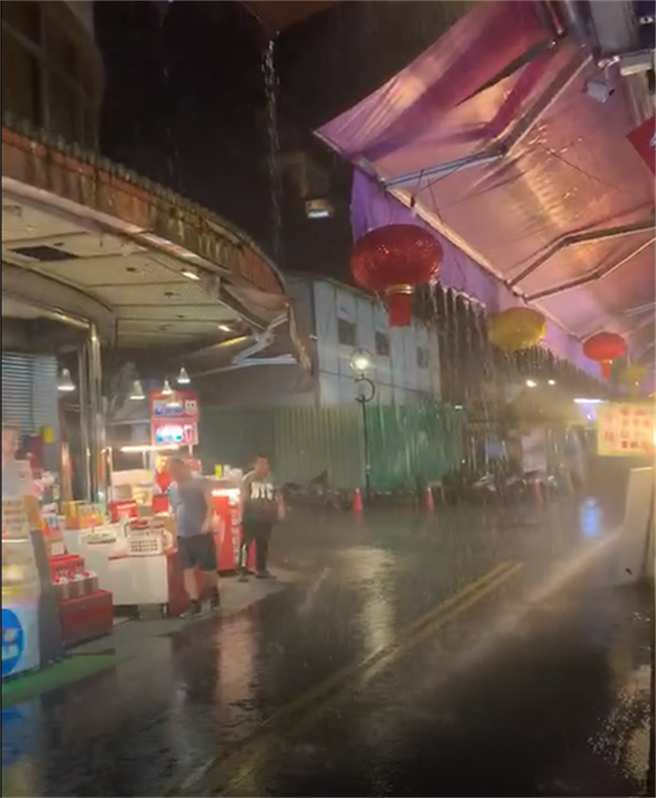 终于下雨了！日月潭今天晚间下起大雨，民眾欣喜将雨景影像PO上网。（民眾提供／陈淑芬南投传真）
