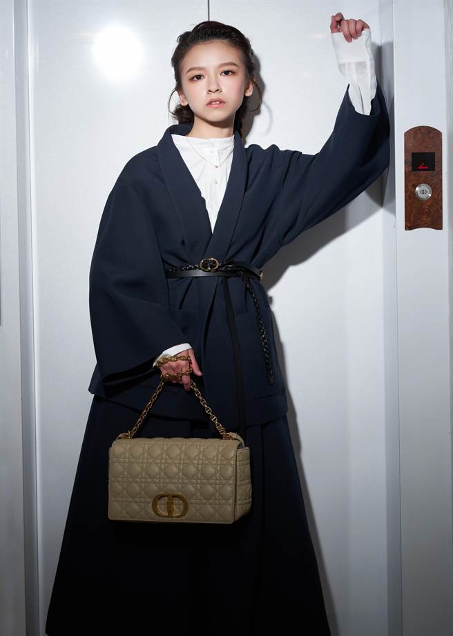 图一：陈姸霏表示这套羊毛Look舒服到想睡觉，海军蓝初剪羊毛短大衣，15万元、羊毛裙 ，12万元、白色棉府绸衬衫，5万3000元、DiorDouble 黑色小牛皮革双圈腰带，3万5500元、Dior Caro 米色藤格纹小牛皮大型炼带包，14万元、Rose des Vents 罗盘玫瑰黄K金钻石项炼 ，4万9300元、Gem Dior 黄 K 金钻石戒指，31万5000元。（摄影／JOJ PHOTO、饰品／服装／DIOR）