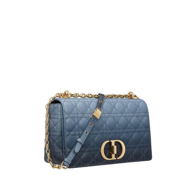图三：Dior Caro 渐层蓝藤格纹小羊皮大型链带包，15万5000元。(DIOR提供)