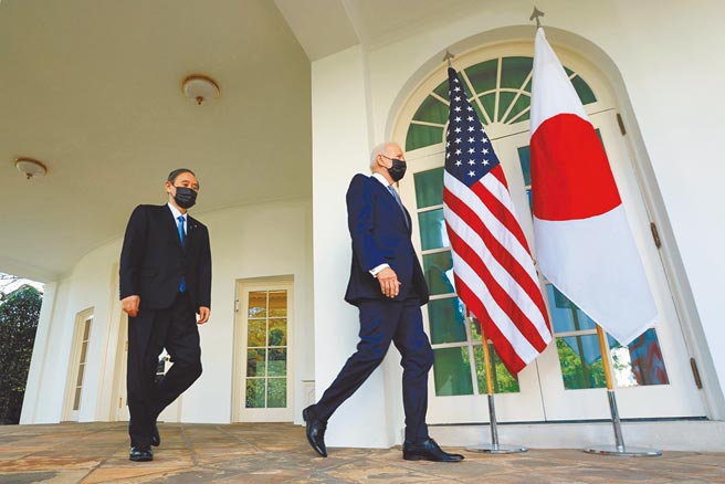 美日峰会于台湾时间17日凌晨举行，美国总统拜登（右）与来访的日本首相菅义伟（左）会谈后，走出白宫椭圆形办公室，准备发表联合声明。（路透）