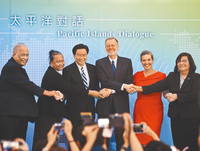 美国国务院亚太局副助卿孙晓雅表示，新出炉的对台交往准则跨出了一大步，明确鼓励美台交流。图为2019年「太平洋对话」在台举行，外交部长吴钊燮（左三）、AIT处长郦英杰（右三）及孙晓雅（右二）合影。（本报资料照片）