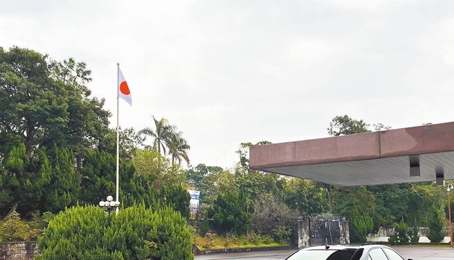 日本国会议员古屋圭司17日在推特发文指出，台北的「日本台湾交流协会」升起日本国旗了。不过该推文附上的照片并非交流协会，据悉是位于日本驻台代表官邸。（摘自古屋圭司twitter）