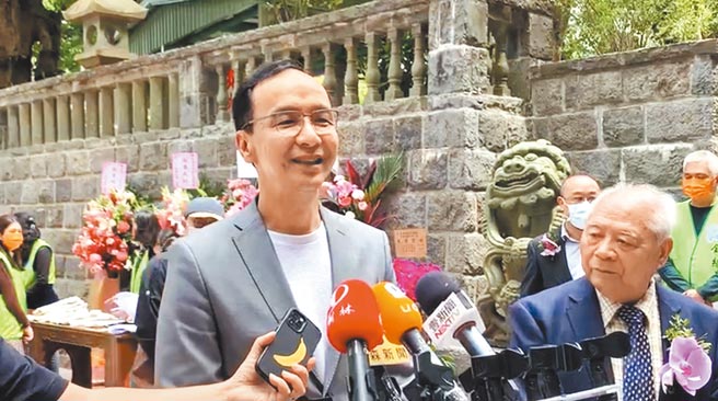 台鐵太魯閣號事故造成49死悲劇，前新北市長朱立倫（左）17日表示，交通部長林佳龍究責是應該的，事件後神隱多日的行政院長蘇貞昌應該對外說明清楚。（戴上容攝）