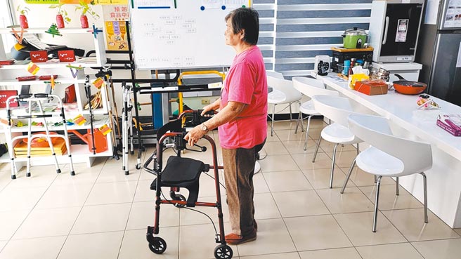 有行动功能的长者可以给他们菜篮车（助步器），慢慢走也可以休息。（长泰基金会提供／周丽兰传真）