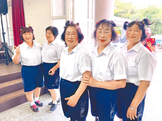 让长者吃够喝够有体力，更能提升行动力，做原本熟悉的事也可达到运动效果，图为云林县二崙乡农会家政班60到80岁的班员绑着冲天炮、穿小学制服演戏。（周丽兰摄）