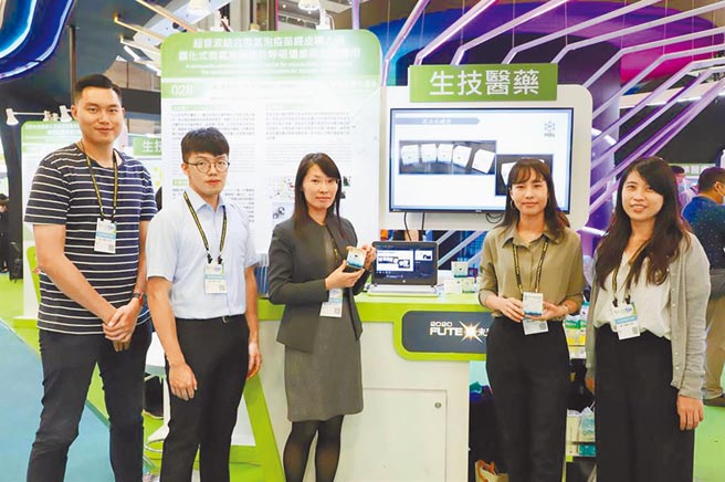 台科大醫工所教授廖愛禾（中）率團，將超音波結合微氣泡疫苗與霧化式微氣泡藥物，盼開發新冠病毒疫苗與藥物的載體吸入器。（台科大提供／李侑珊台北傳真）