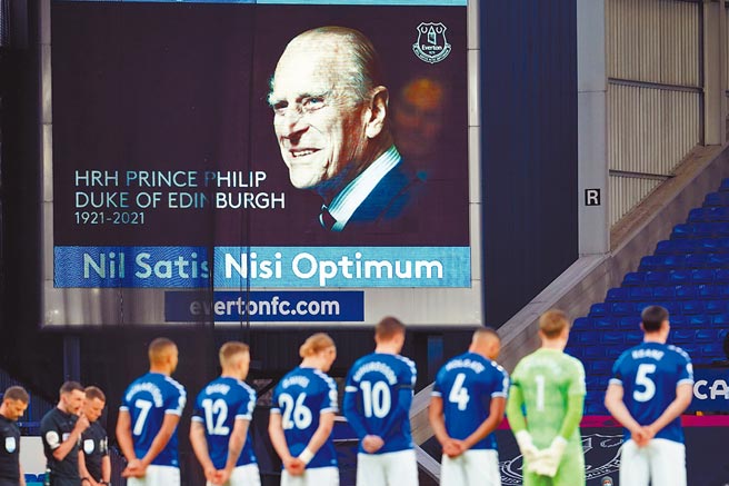 菲利普亲王的丧礼17日举行的前一天，英超联赛的大萤幕上播放菲利普亲王影像，球员默哀。（路透）