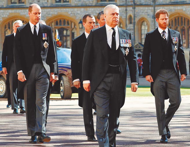 在菲利普亲王的葬礼中，威廉王子（左）、哈利王子（右）与其他王室家族成员一起步行，跟随在灵车后方，眾人神情肃穆，气氛哀伤。（路透）