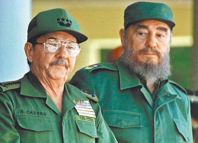 古巴領袖勞爾．卡斯楚（左），與前強人菲德爾．卡斯楚兄弟1996年合照。（路透）