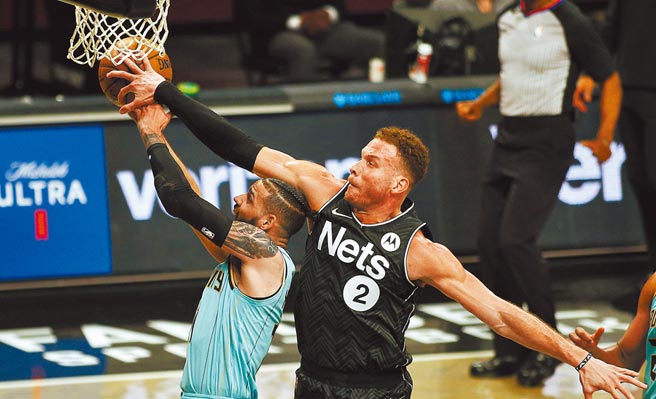 篮网前锋布雷克葛瑞芬赏给对手一记麻辣火锅。（路透）