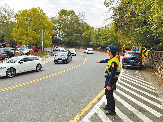 因應合歡山杜鵑花季開始，南投縣警局仁愛分局4月中旬起即開始執行高山杜鵑交通疏導勤務。（仁愛警分局提供／馮惠宜台中傳真）