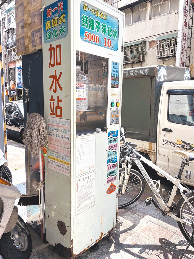 台北市议员周威佑质疑北市加水站纳管不够全面，检测项目也该从水质扩大至警语张贴、每日保养纪录。（黄婉婷摄）