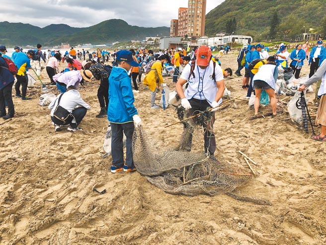 新北市政府每年举办净滩活动，吸引不少热心民眾餐与，清出数百吨海岸垃圾。（新北市环保局提供／叶德正新北传真）