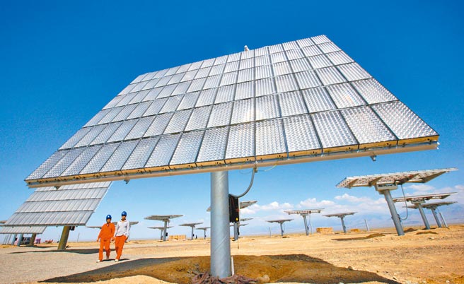 新疆的太阳能产业，有可能成为继棉花之后，下一个被西方攻击的箭靶。图为新疆哈密石城子太阳能园区。（新华社）