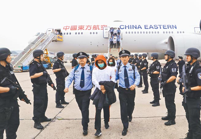 北京海淀区法院16日对46名台湾诈骗犯判刑。图为2019年6月大陆从欧洲大规模押回电信诈骗犯罪嫌疑人。（新华社）