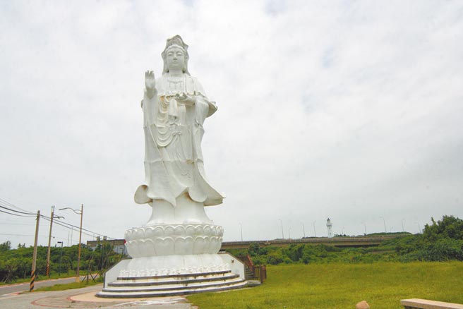 桃园市观音区滨海游憩区内原本有观音像，因长期风吹日晒毁损，2015年拆除。居民认为观音神像宛如地方母亲，希望尽快重建。（本报资料照片）