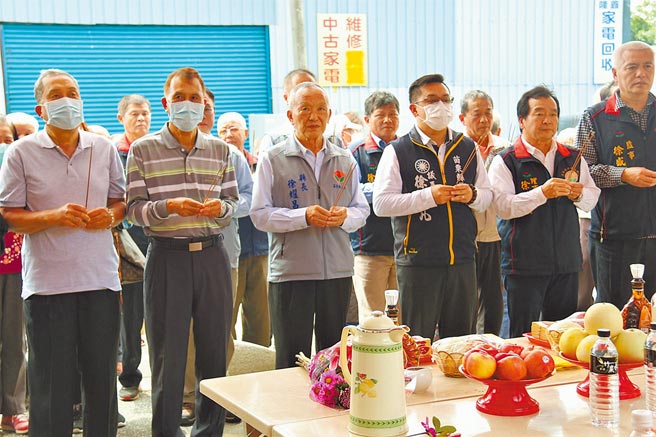 苗栗县长徐耀昌（左三）与徐氏宗亲会，17日于徐骧纪念公园，祭拜抗日先烈，期望徐骧的事蹟流芳百世。（苗栗县政府提供／庄旻静苗栗传真）