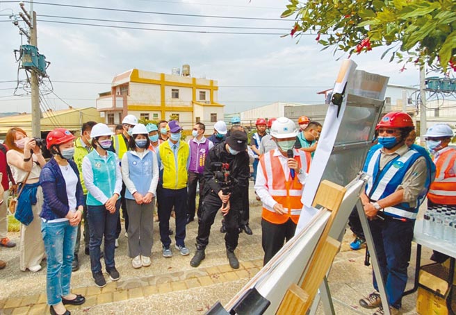 經濟部長王美花（前左一）、水利署長賴建信等17日再度視察烏溪伏流水工程，加碼投入經費至3億元，讓整體烏溪伏流水到5月能提供到5.5萬噸水源。（吳敏菁攝）