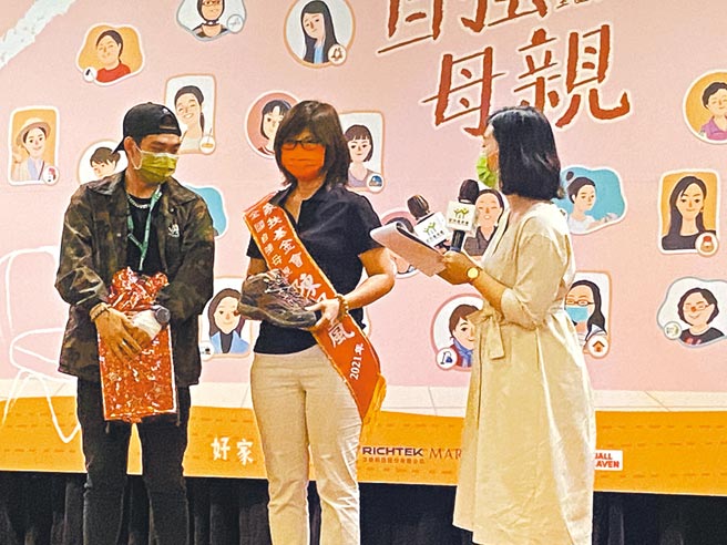 家扶基金会在全国大饭店举办「2021全国自强母亲表扬活动」，姵岚妈妈分享罕病小儿子故事，大儿子送上登山鞋，鼓励妈妈走向户外。（冯惠宜摄）