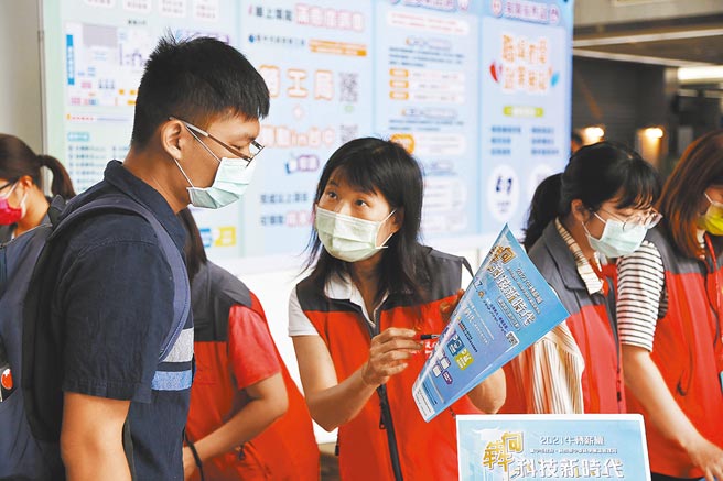 联合徵才同时举办「履歷健诊」、「职涯谘询」；协助求职者进行职涯探索并提升录取率。（中科管理局提供／陈世宗台中传真）