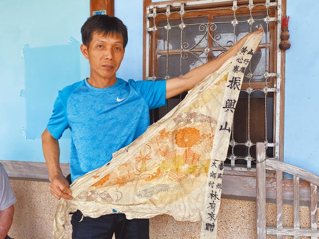嘉义县竹崎乡桃源村黄心寮振兴山忠义堂宋江阵曾因帮邻近人家追回遭窃的牛只获赠刺绣旗帜，至今已有超过70年歷史。（张亦惠摄）