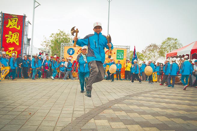 嘉县山区仅存的宋江阵，目前成员8成以上都超过60岁，是名副其实的「千岁团」。（赖国华提供／张亦惠嘉县传真）