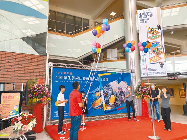 台東縣藝文中心展出全國學生美術比賽獲特優傑出作品，17日辦理開幕茶會，吸引藝文人士及學校師生參與。（台東縣政府提供／蔡旻妤台東傳真）