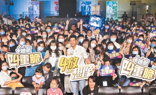 周興哲（中）昨舉辦粉絲見面會，賣力熱唱。（聯華食品提供）