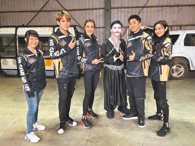 阿樂（左起）、陳零九、小禎、婁峻碩、曾莞婷開心與喪屍（右三）合照。（衛視中文台提供）