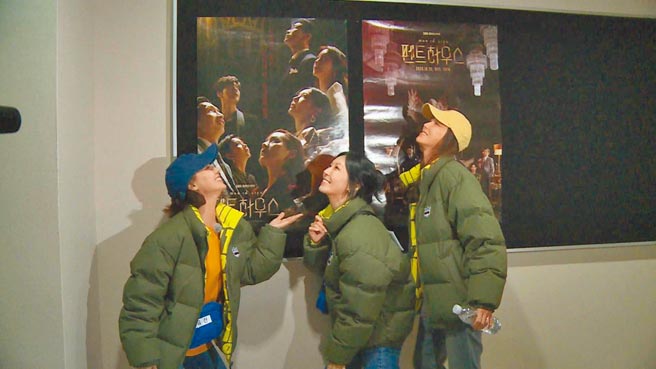 柳真（左起）、金素妍、李智雅抓緊時機為戲宣傳，慘遭李光洙偷襲。（中天綜合台提供）