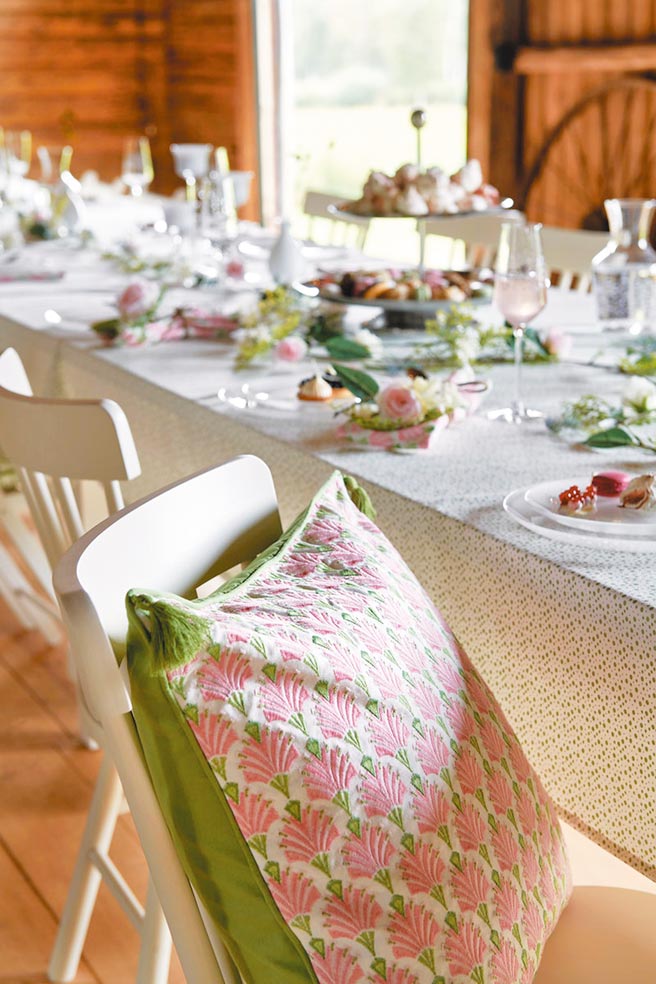 滿版百合花朵圖樣的INBJUDEN系列靠枕套，250元。（IKEA提供）