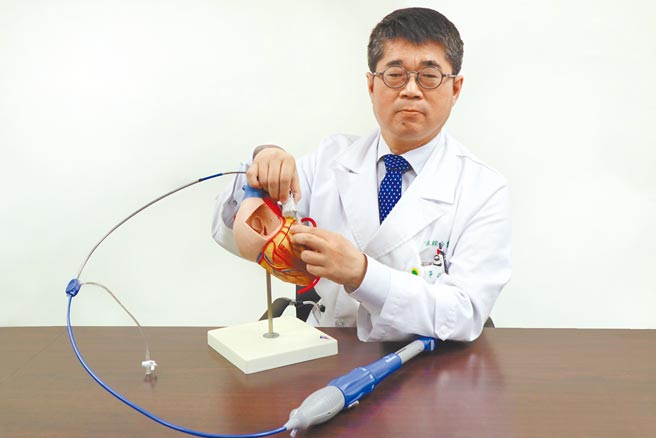 国泰综合医院心血管中心部副主任黄启宏医师提醒主动脉瓣膜狭窄的潜在危机。（国泰综合医院提供）