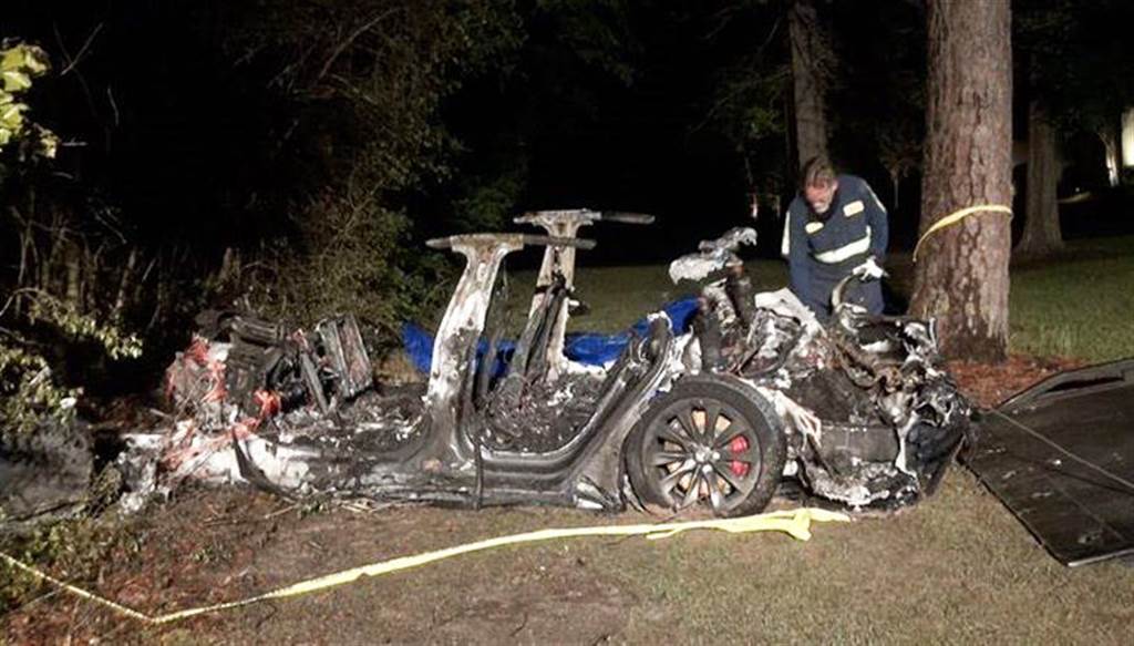 美國德州發生特斯拉自撞兩死事故，警方確認事發當時「沒人在開車」