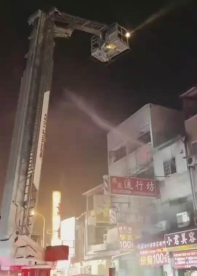 台中市中華路1民宅深夜失火。（民眾提供／陳淑芬台中傳真）